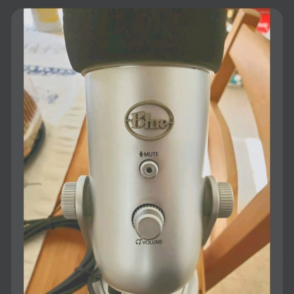 Blue Microphone Yeti Professional USB Condenser Microphone - Space Grey